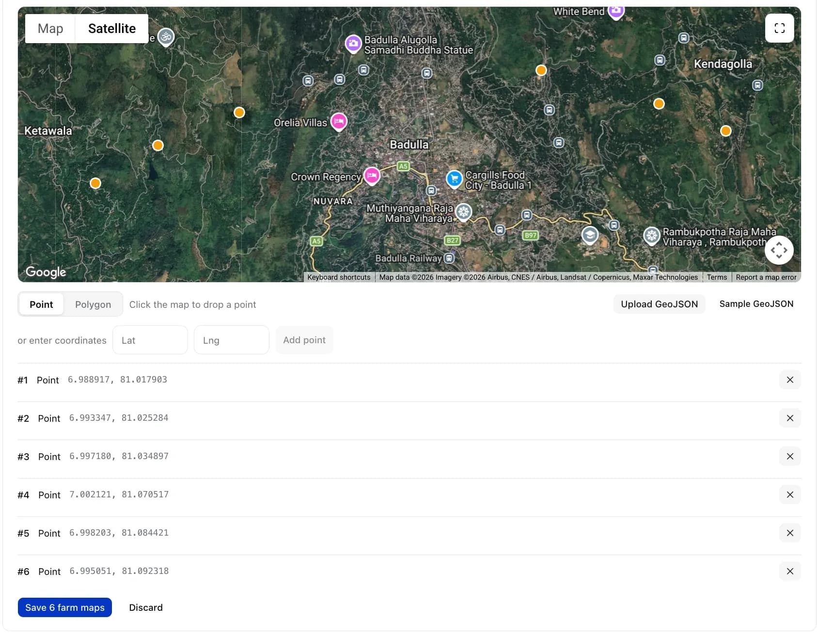 Pantalla de mapeo de explotaciones en Bindu: parcelas de café cerca de Badulla, Sri Lanka, capturadas como puntos GPS y un límite trazado, cada una con coordenadas de seis decimales.